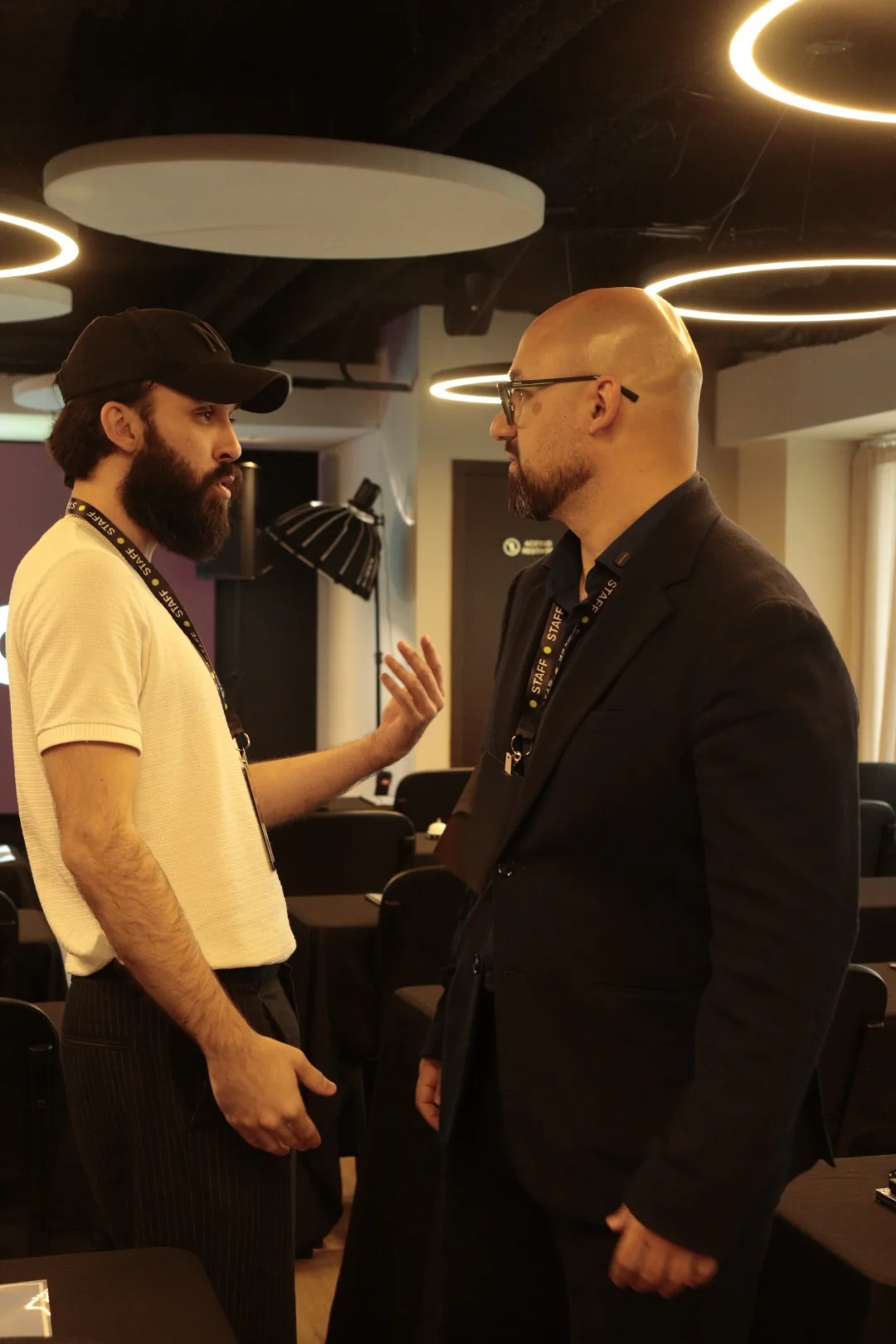 Djeison Moreira em conversa com um participante num encontro Na Moral